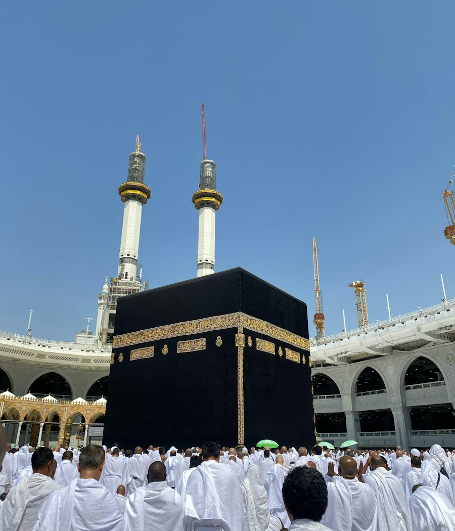 Pèlerins en ihram tournés vers la Kaaba