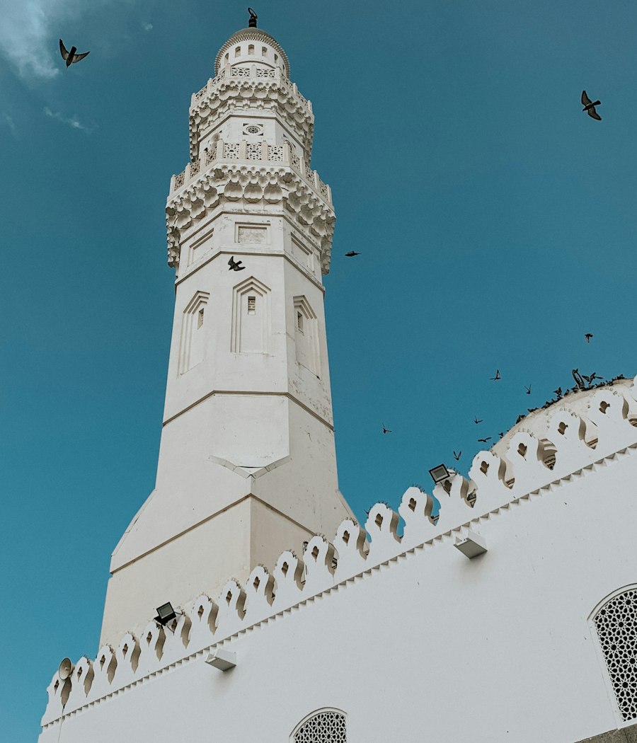 Minarets et tour de l’horloge au crépuscule