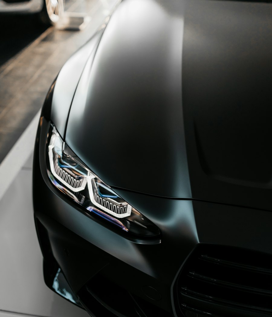 Berline sombre dans un garage
