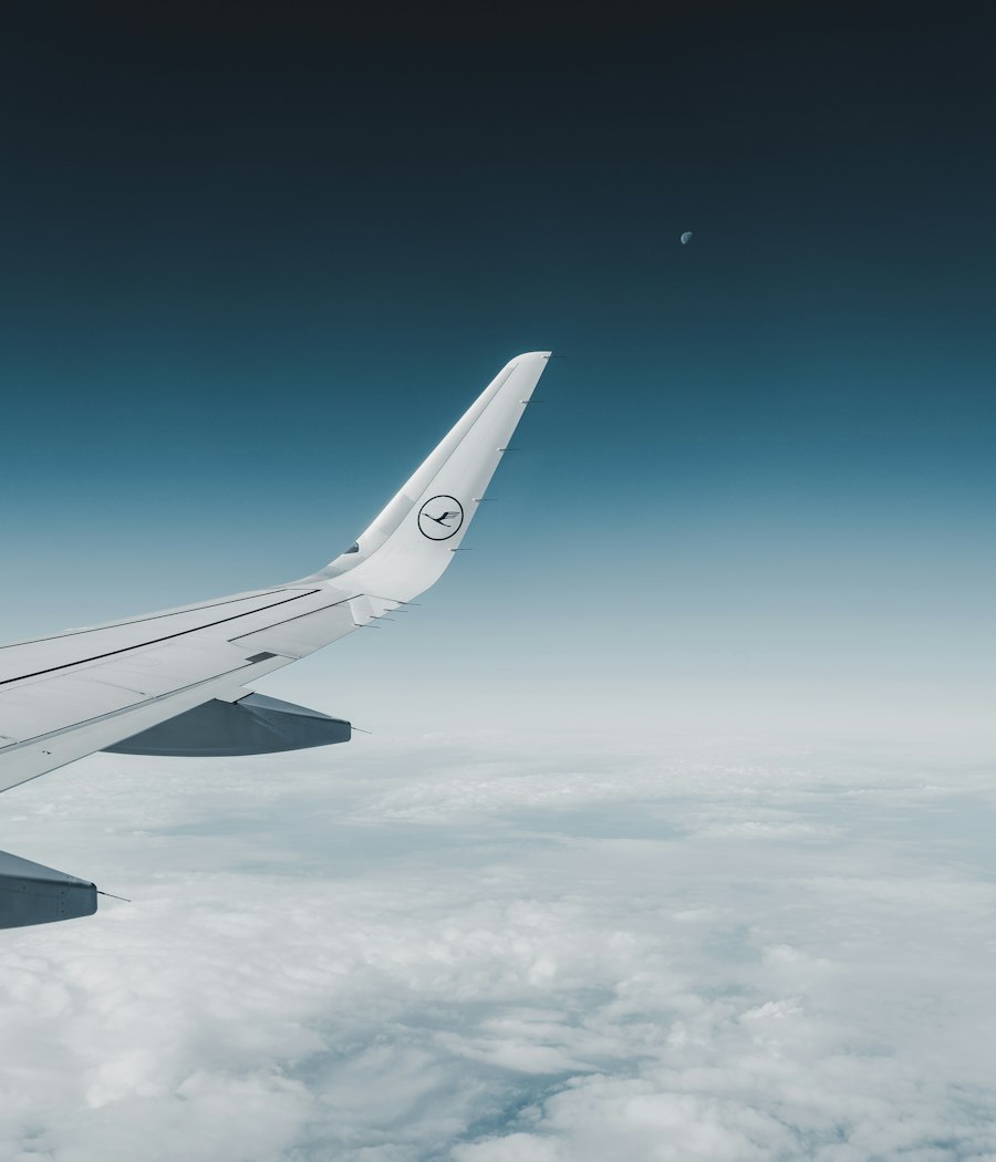 Avion en vol au-dessus des nuages