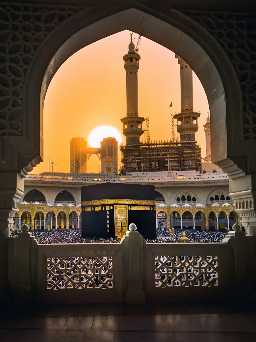 La Kaaba vue au lever du soleil depuis une arche de la Grande Mosquée