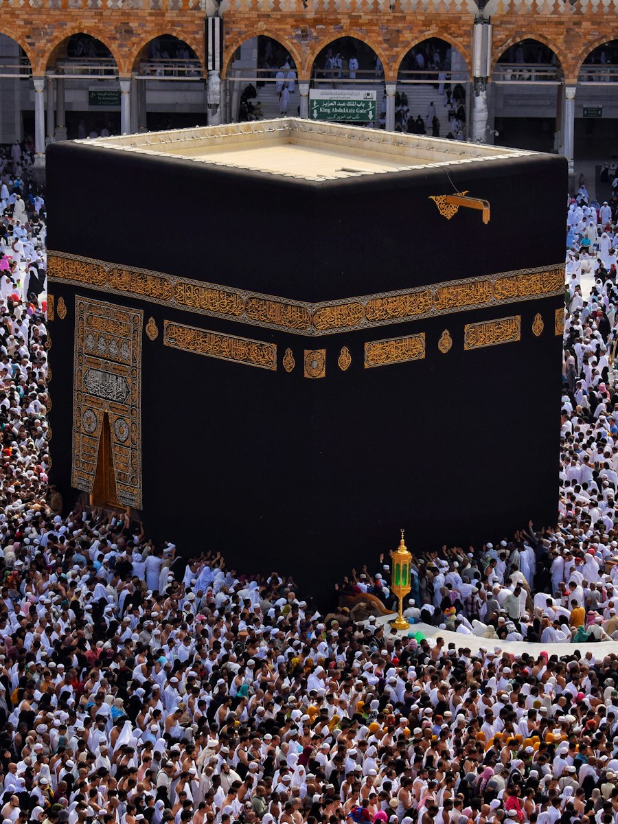 Vue d’ensemble de la Kaaba entourée par la foule des pèlerins