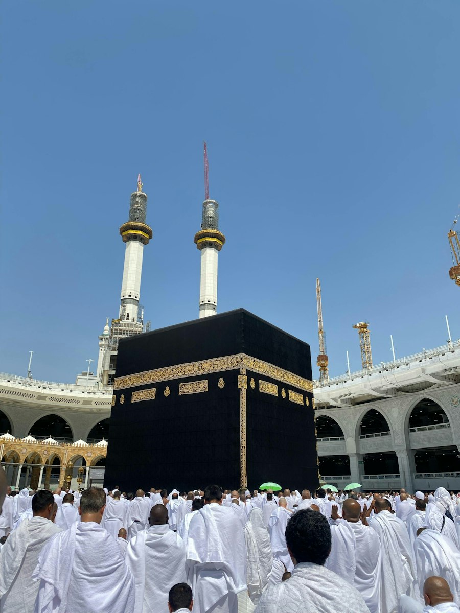 Pèlerins en ihram tournés vers la Kaaba