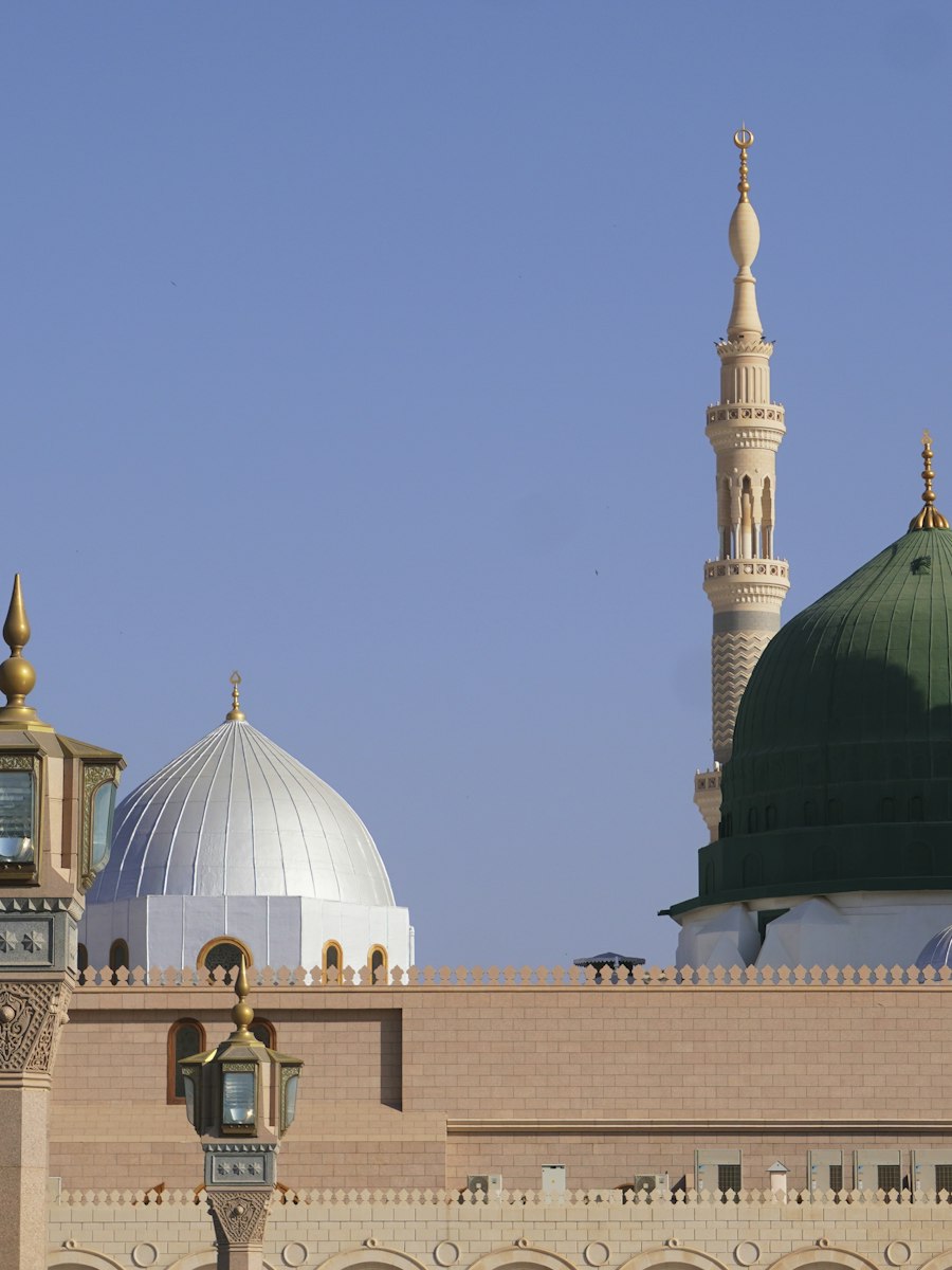 Le dôme vert et les minarets de la mosquée du Prophète à Médine