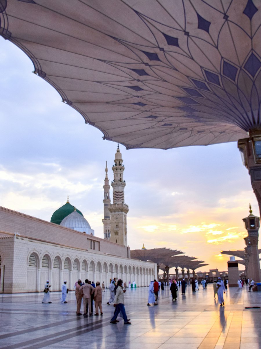 La cour de la mosquée du Prophète et ses ombrelles déployées