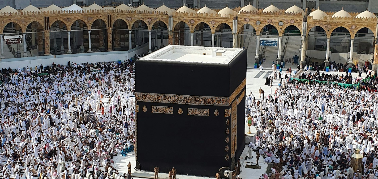 Foule de pèlerins en blanc autour de la Kaaba
