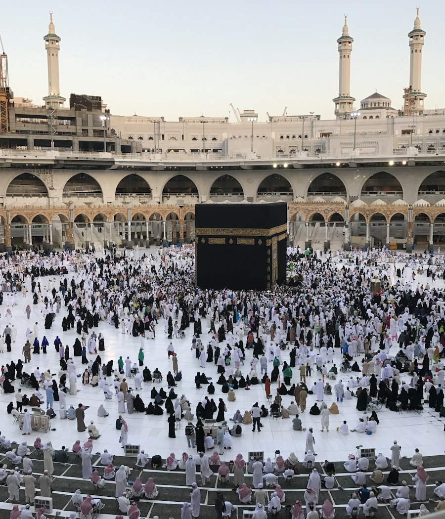 Pèlerins rassemblés dans la cour de la Grande Mosquée