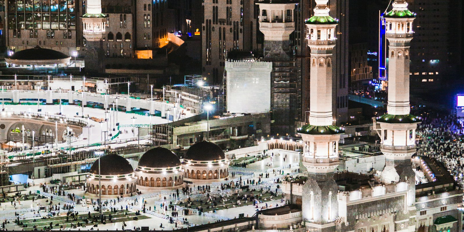 La Grande Mosquée de La Mecque illuminée de nuit